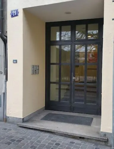 Charmin In Old Town - Uz8 * زيورخ